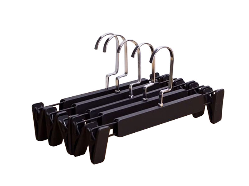 衣架自動(dòng)插鉤機(jī)提升生產(chǎn)效率的利器 衣架自動(dòng)插鉤機(jī)提升生產(chǎn)效率的利器